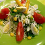 Капустный салат с рисовым уксусом и перепелиными яйцами