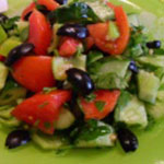 Овощной салат с маслинами