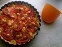 Пирог с луком и помидорами