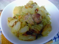 Картофель тушеный со свининой и капустой