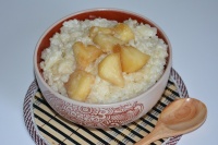 Молочная рисовая каша с карамелизированными яблоками