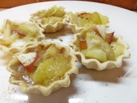 Тарталетки со сливками и яблоками