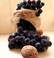 Запеченное варенье  из винограда с грецкими орехами