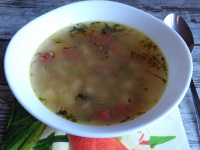 Суп с копченой колбасой и горошком