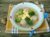 Детский суп с фрикадельками и брокколи