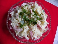 Салат с капустой колбасой и маринованным луком