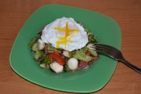Салат с моцареллой и яйцом - пашот