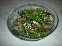 Горячий салат с уткой и щавелем по-тайски