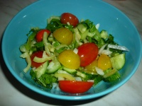 Летний салат с помидорами черри