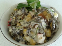 Салат из морской капусты с кукурузой и крабовыми палочками