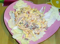 Теплый салат с ветчиной и фасолью