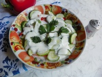 Овощной салат с яблоком и кефиром