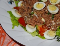 Салат с тунцом и перепелиными яйцами