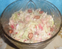 Фруктово-овощной салат с йогуртом и арахисом