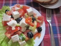 Греческий салат с салакисом