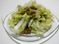 Салат из пекинской капусты и зеленого горошка