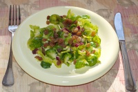 Нежнейший салат с брюссельской капустой и изюмом