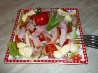 Салат с копченым куриным мясом и черри