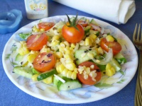 Салат с кукурузой и помидорами Черри