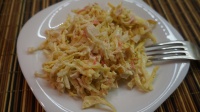 Салат из яичных блинчиков и крабового мяса с маринованным луком