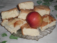 Шарлотка с яблоками из бисквитного теста