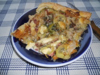 Открытый пирог с колбасой и овощами
