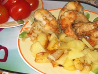 Жареный сом и пеленгас с картофелем
