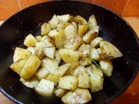 Запеченный в кожуре со специями молодой картофель