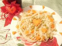 Спагетти с морковью и зелёным горошком