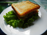 Сендвич с колбасой и сыром